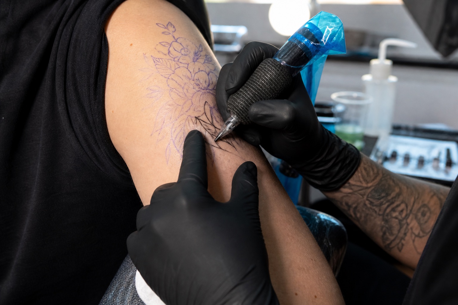 Tattoo Artist bei professioneller Arbeit